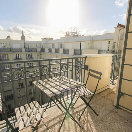 Bright With Balcony In The Center *